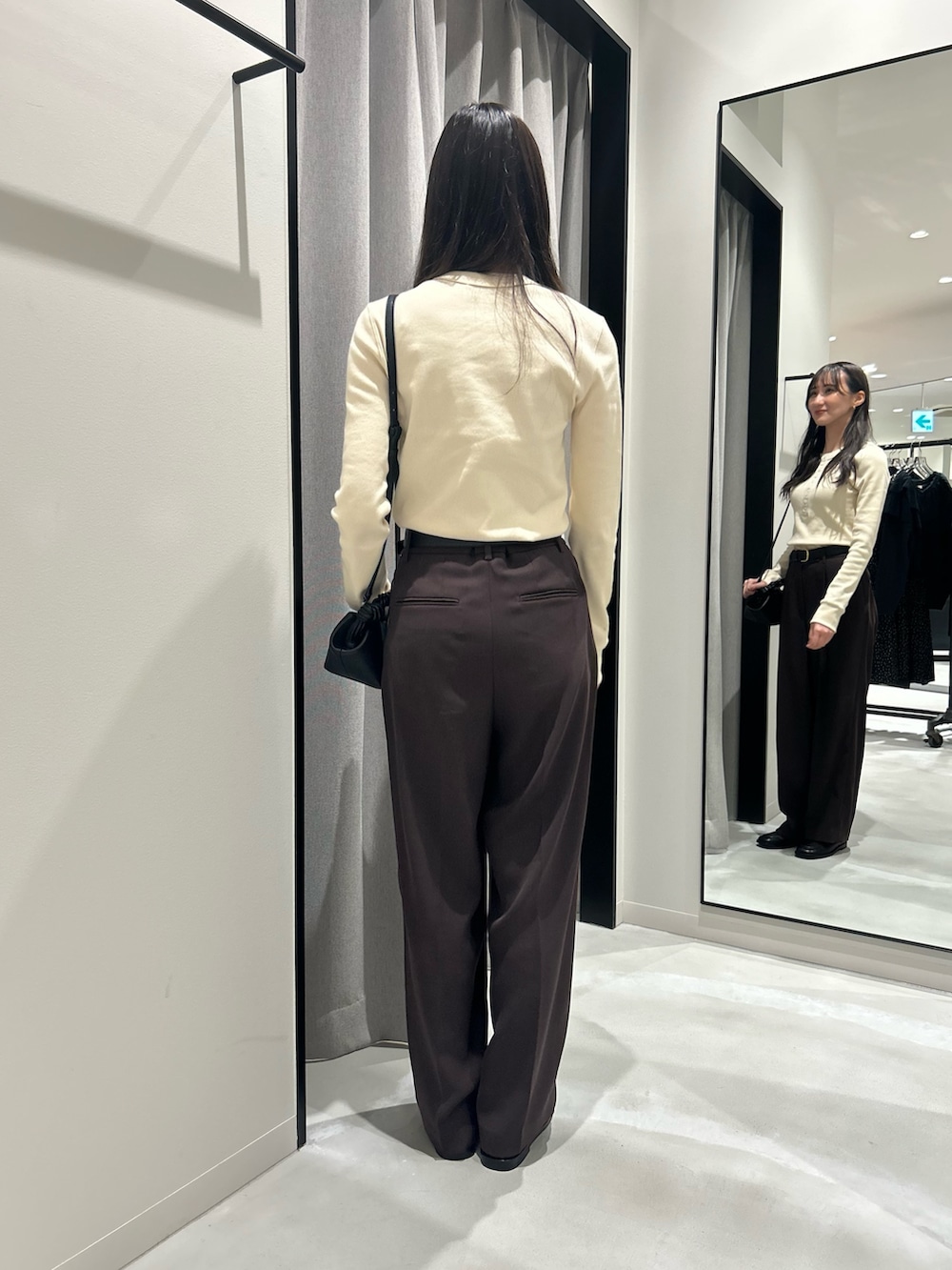 ホワイト系のTシャツ/カットソー、ブラウン系のその他パンツ、ブラック系のハンドバッグを着用したレディースの秋コーディネートの4枚目の写真