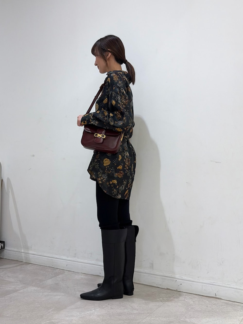 ブラック系のその他パンツ、ブラック系のブーツ、その他のシャツ/ブラウスを着用したレディースの秋コーディネートの2枚目の写真