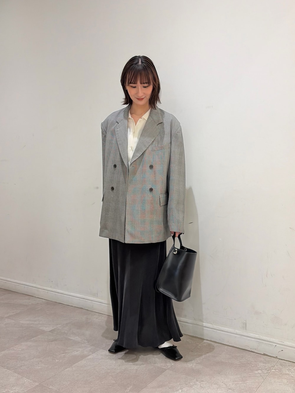 その他のその他アウター、ホワイト系のシャツ/ブラウス、ブラック系のスカートを着用したレディースの春コーディネートの2枚目の写真