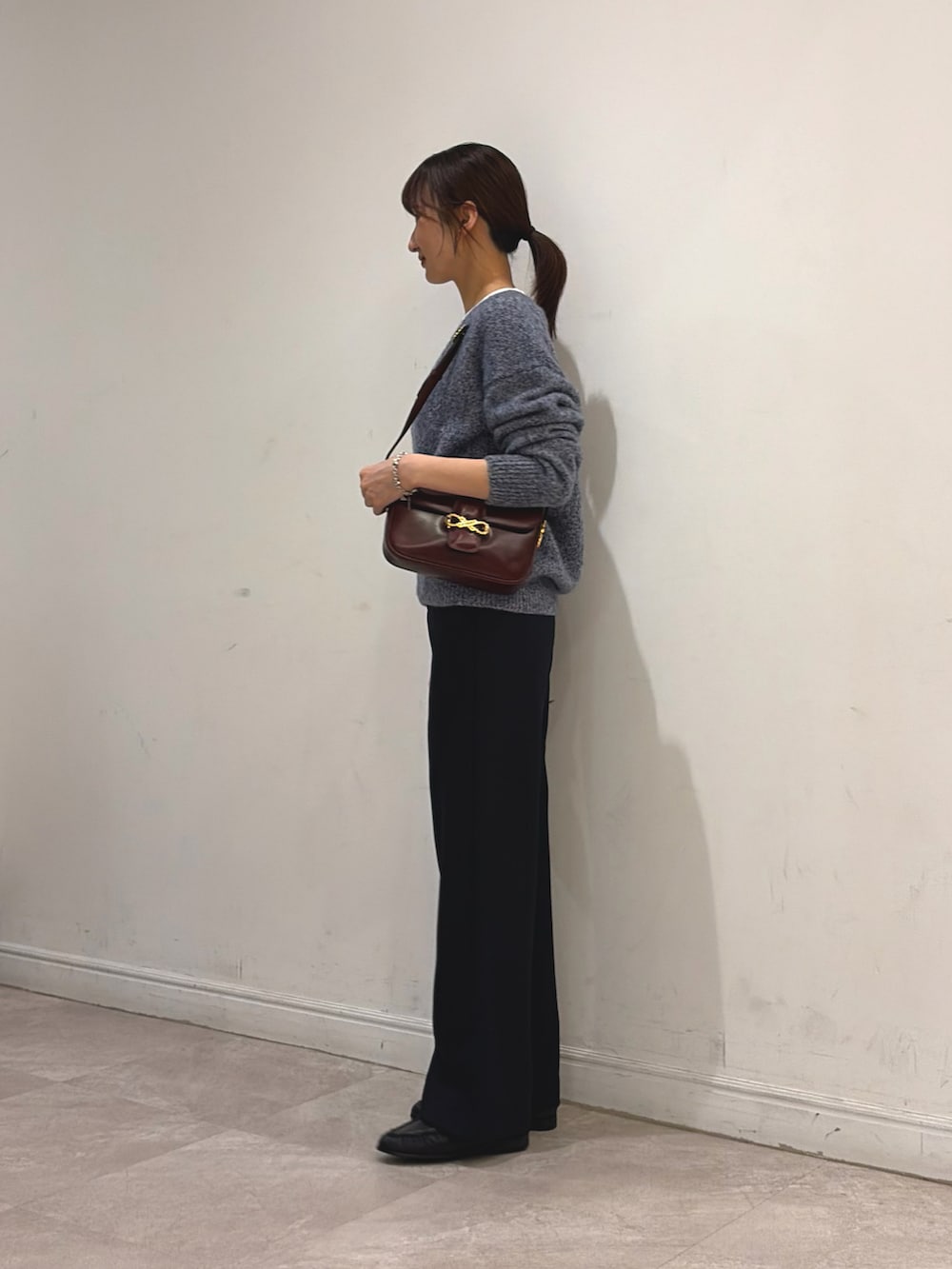 ホワイト系のタンクトップ、ブルー系のその他パンツ、ブルー系のニット/セーターを着用したレディースの秋コーディネートの4枚目の写真