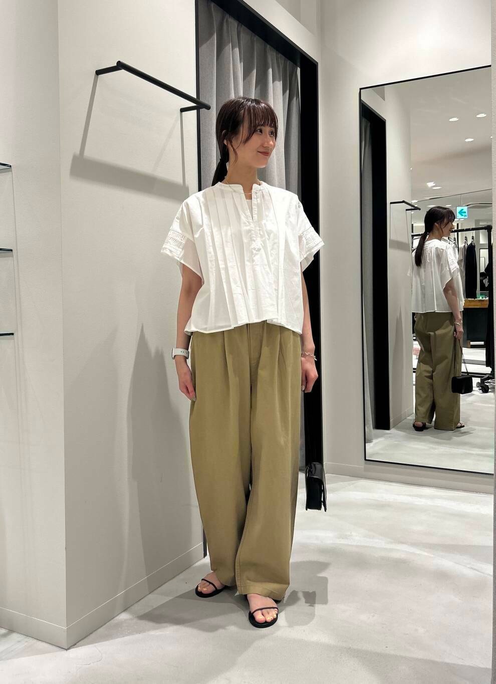 「大人カジュアル、シャツスタイル、ワイドパンツ、デートコーデ、きれいめカジュアル、カジュアルコーデ、ショルダーバッグ、チノパンツ、URBANRESEARCH、シンプルコーデ、サンダル、ブラウス、夏コーデ、休日スタイル、サンダルコーデ」｜「ITTIの『別注』ITTI×URBAN RESEARCH　MICHELLE ERRAND POUCH（ショルダーバッグ、ブラック系）」を使った、momokaさん（レディース・164cm）の夏コーディネートの2枚目の写真