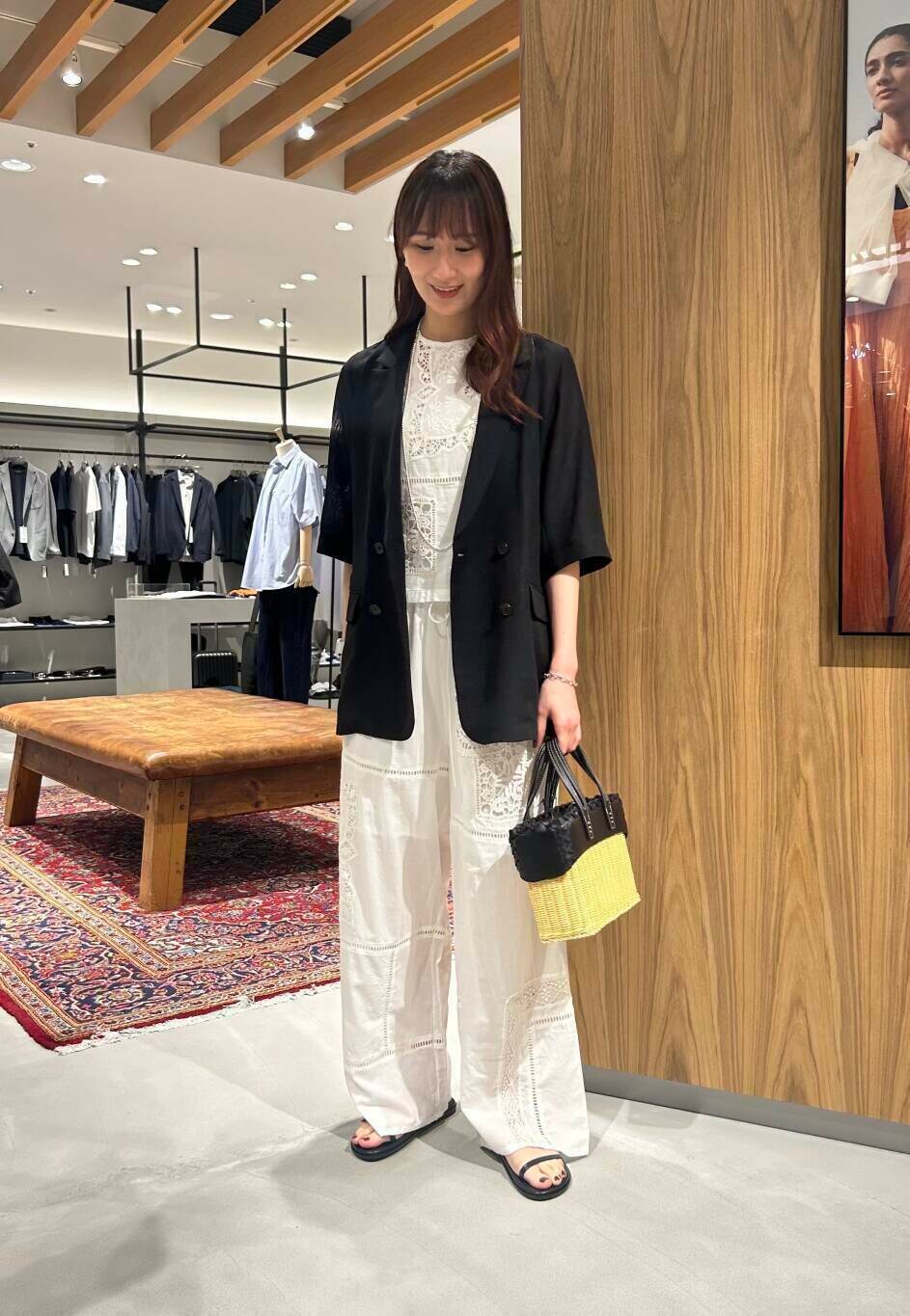 ホワイト系のベスト、ホワイト系のその他パンツ、ブラック系のその他アウターを着用したレディースの夏コーディネートの3枚目の写真