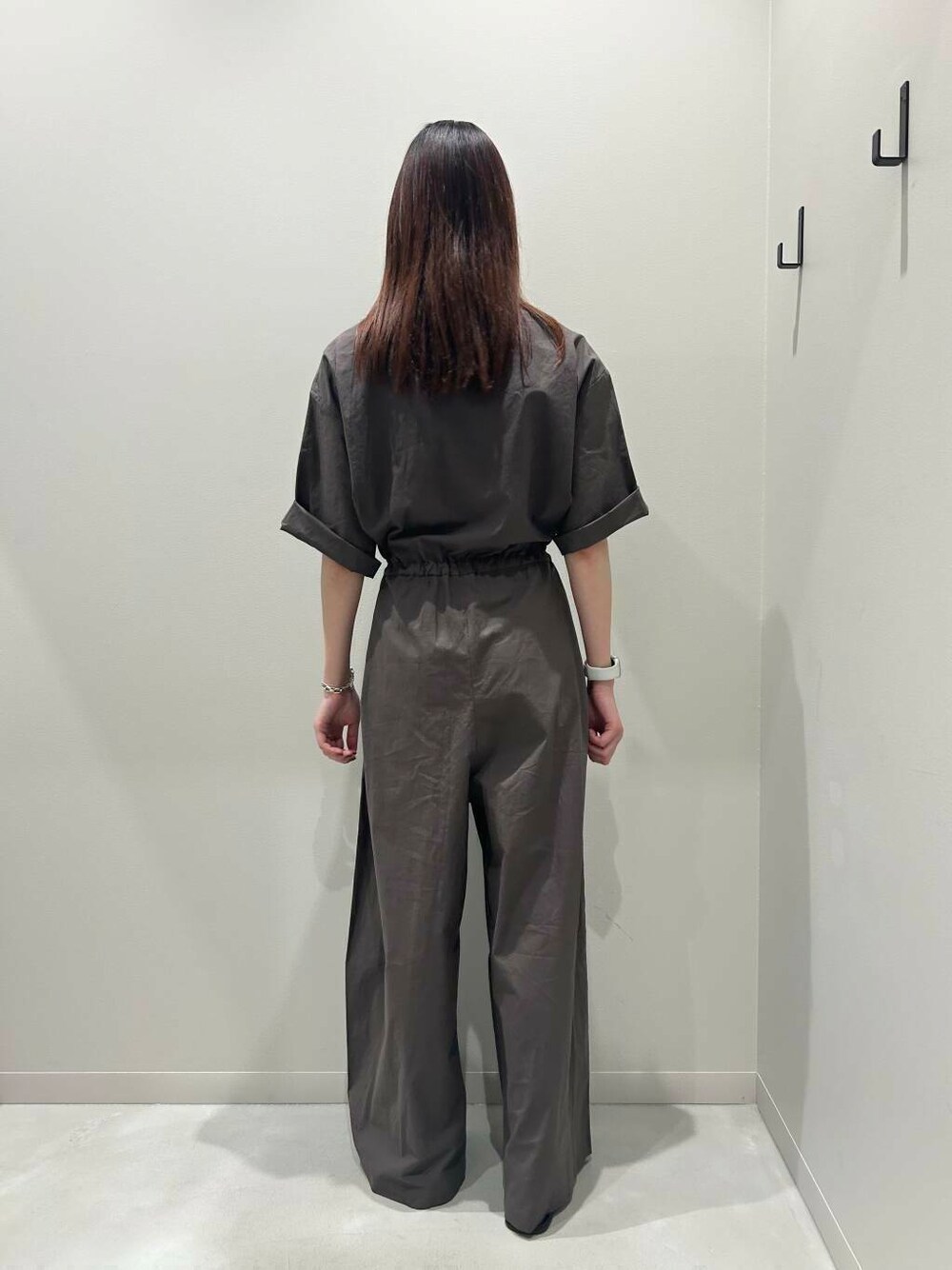 ブラック系のサンダル、ブラウン系のサロペット/オーバーオールを着用したレディースの春コーディネートの3枚目の写真