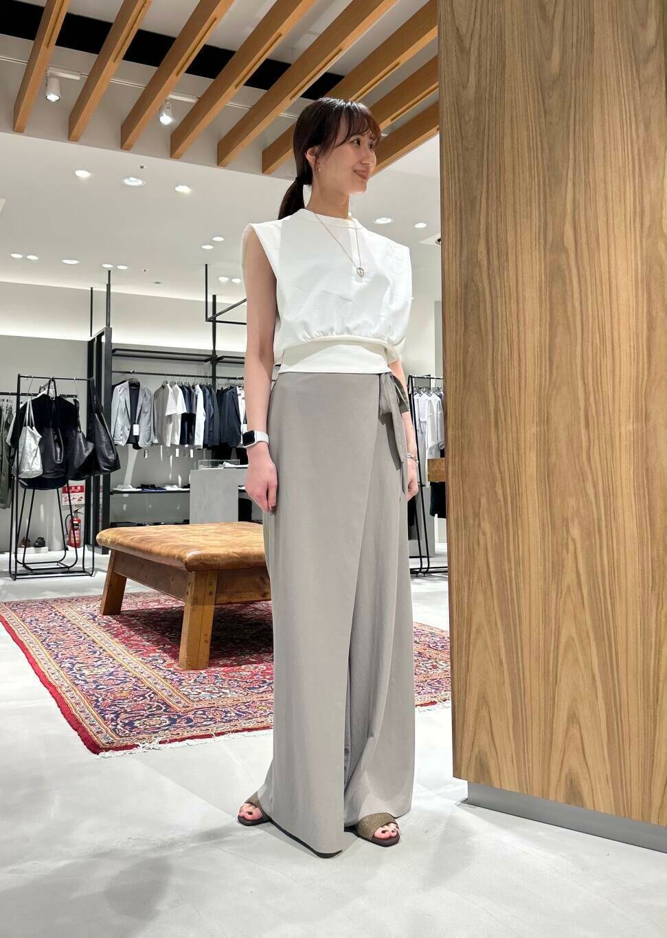 ホワイト系のTシャツ/カットソー、グレー系のその他パンツ、ブラウン系のサンダルを着用したレディースの夏コーディネートの2枚目の写真