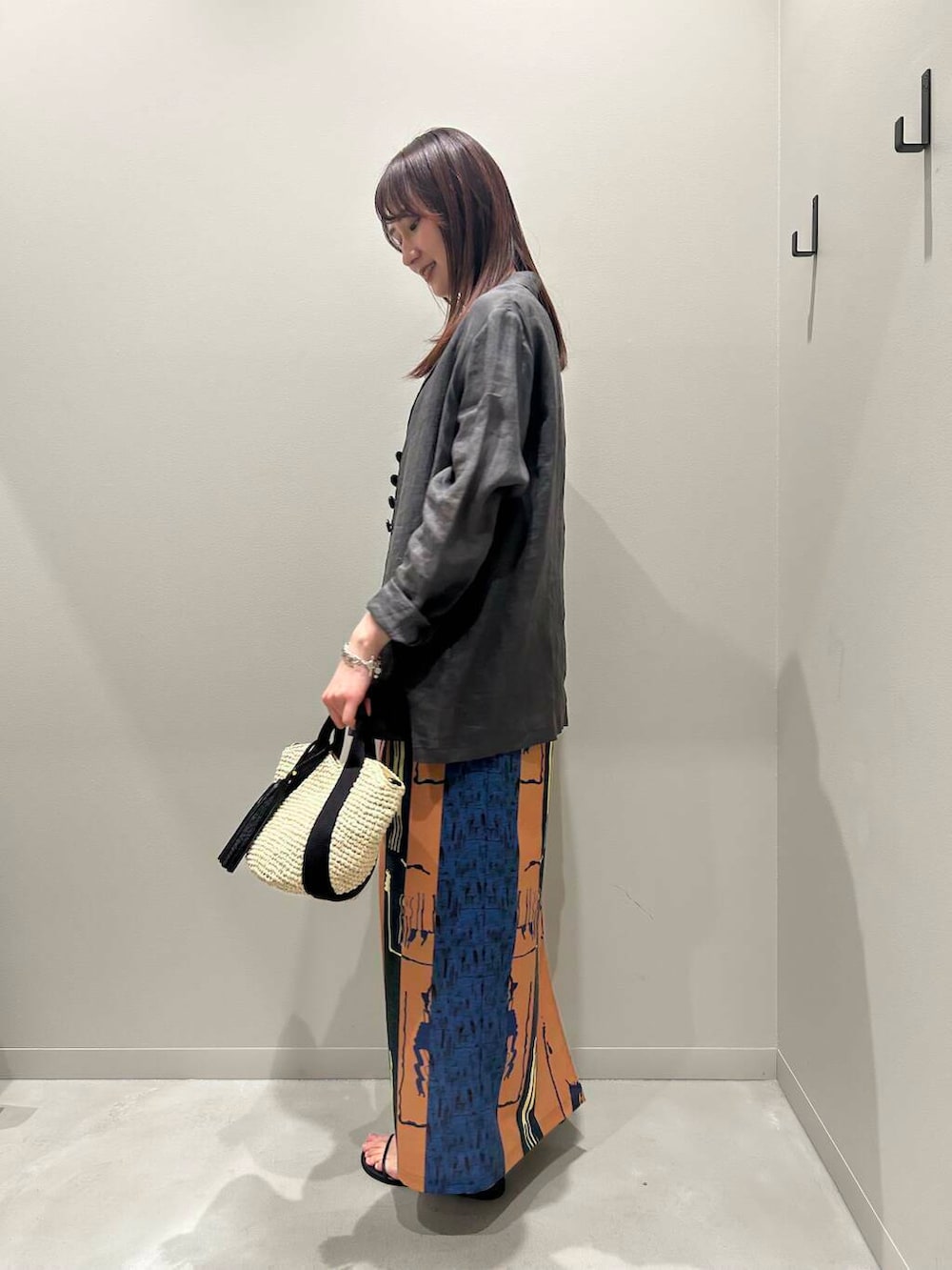 「大人カジュアル、ジャケット、スカート、カジュアルコーデ、サンダル、春コーデ、newarrival、休日スタイル、旅行コーデ、春のジャケットスタイル、寒暖差対策アイテム」|「URBAN RESEARCH ROSSO WOMENのVIOLAd’ORO ラフィア2WAYバッグ(かごバッグ、ベージュ系)」を使った、momokaさん(レディース・164cm)の春コーディネートの3枚目の写真