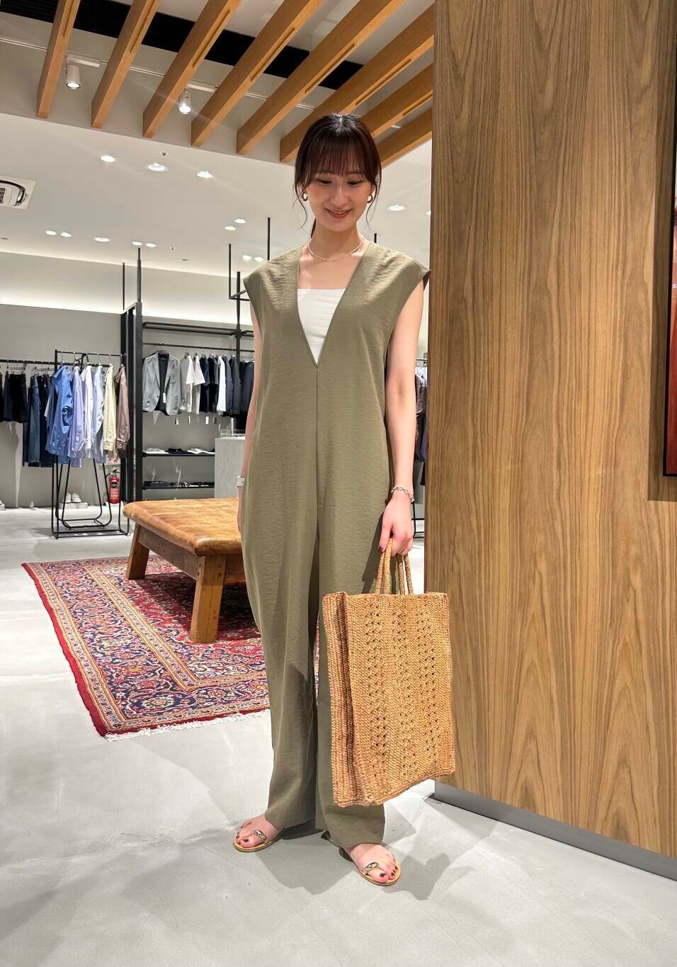 グリーン系のサロペット/オーバーオール、ゴールド系のサンダルを着用したレディースの春コーディネートの2枚目の写真