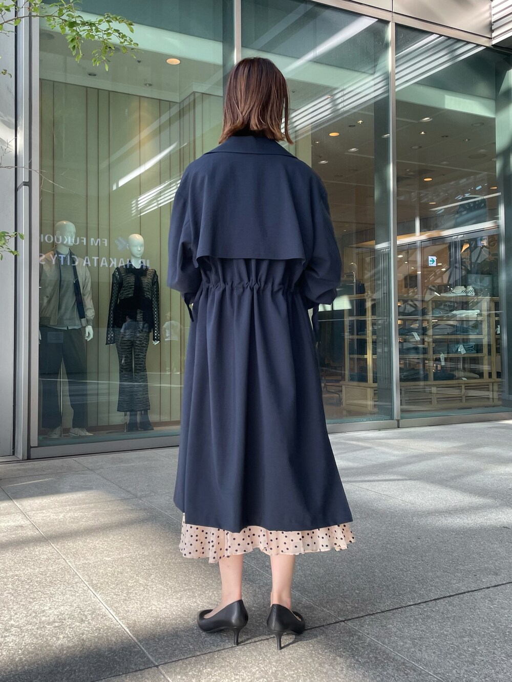 「オケージョン、ドレス、結婚式、ドット柄、トレンチコート、秋コーデ、ワンピース、パフスリーブ、きれいめカジュアル、ハンドバッグ、ベージュ」｜「URBAN RESEARCHのウエストドロストトレンチコート（トレンチコート、ブルー系）」を使った、momokaさん（レディース・164cm）の秋コーディネートの2枚目の写真