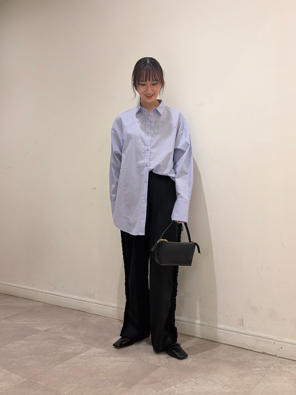 ブラック系のその他シューズ、ブラック系のその他パンツ、ブラック系のハンドバッグを着用したレディースの冬コーディネートの4枚目の写真