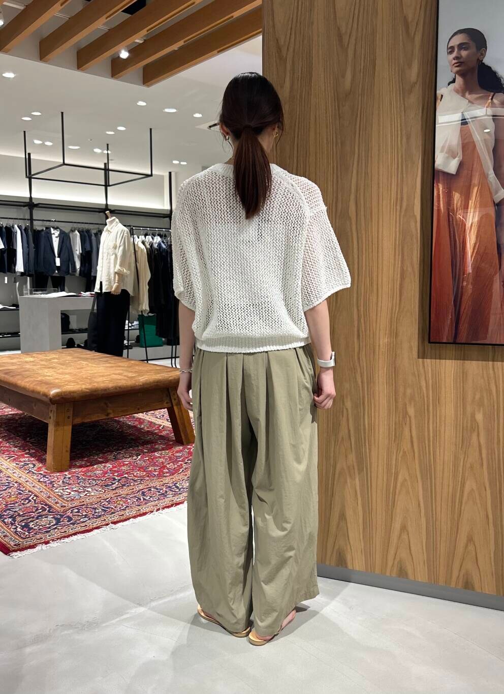 「大人カジュアル、ワイドパンツ、カジュアルコーデ、URBANRESEARCH、シンプルコーデ、サンダル、サマーニット、休日スタイル、淡色コーデ、旅行コーデ、テーマパークコーデ、サマシェア」｜「URBAN RESEARCHの『UR TECH』ギャザーワイドパンツ（その他パンツ、ベージュ系）」を使った、momokaさん（レディース・164cm）の夏コーディネートの3枚目の写真