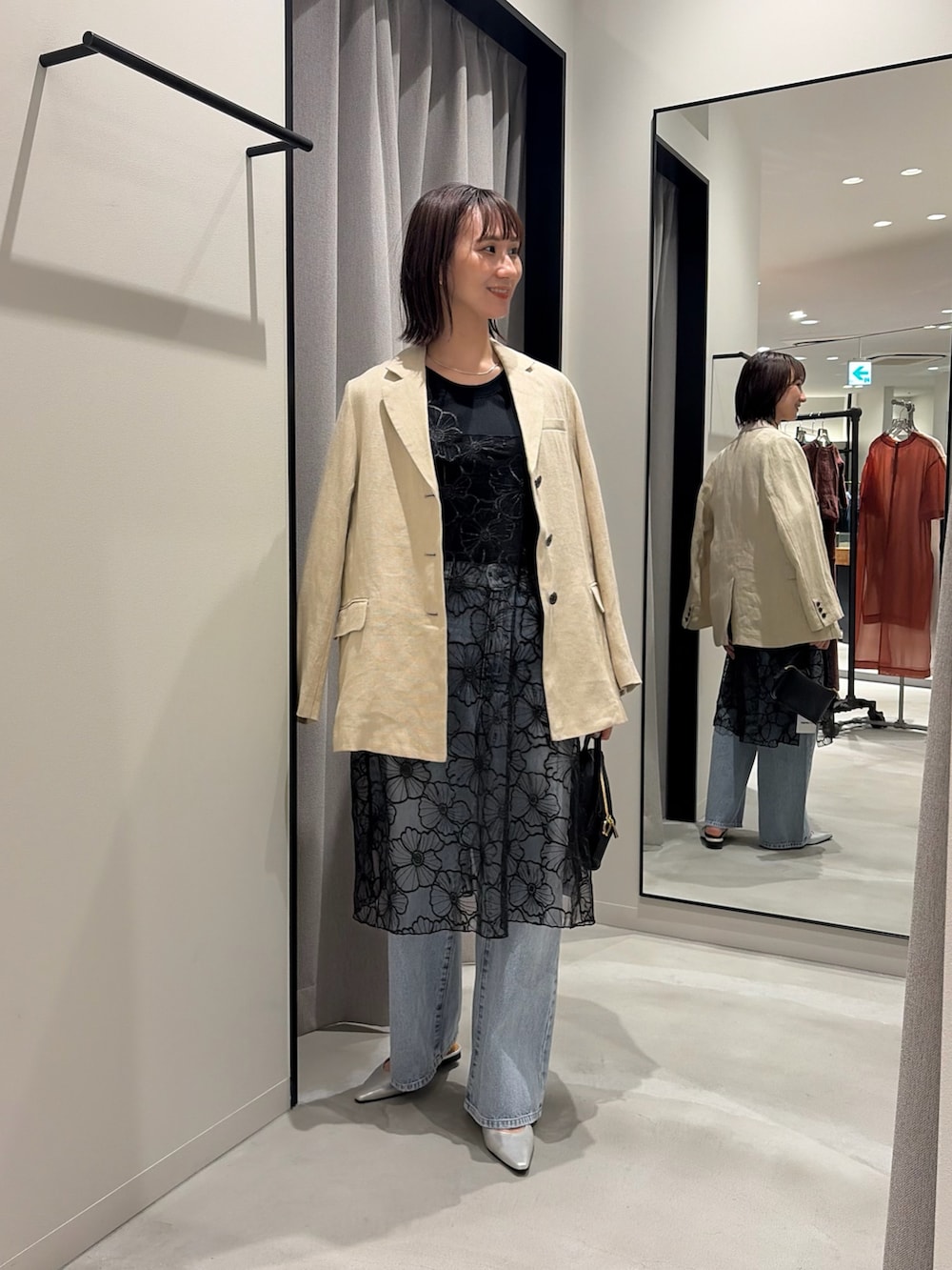 ブラック系のTシャツ/カットソー、ブルー系のデニムパンツ、シルバー系のパンプスを着用したレディースの冬コーディネートの2枚目の写真