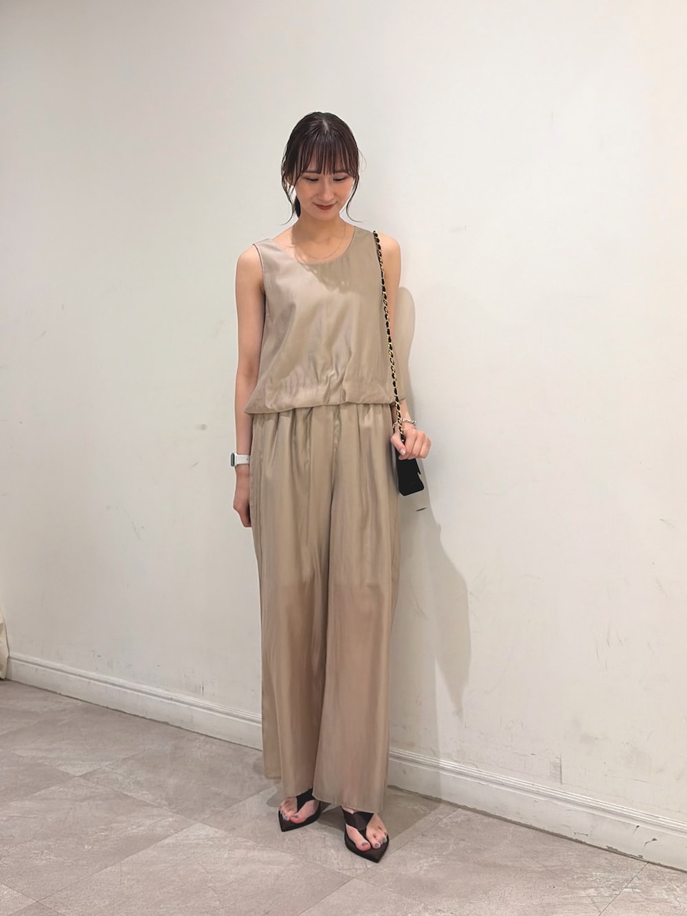 ベージュ系のその他パンツ、ブラウン系のサンダル、ベージュ系のその他トップスを着用したレディースの夏コーディネートの2枚目の写真