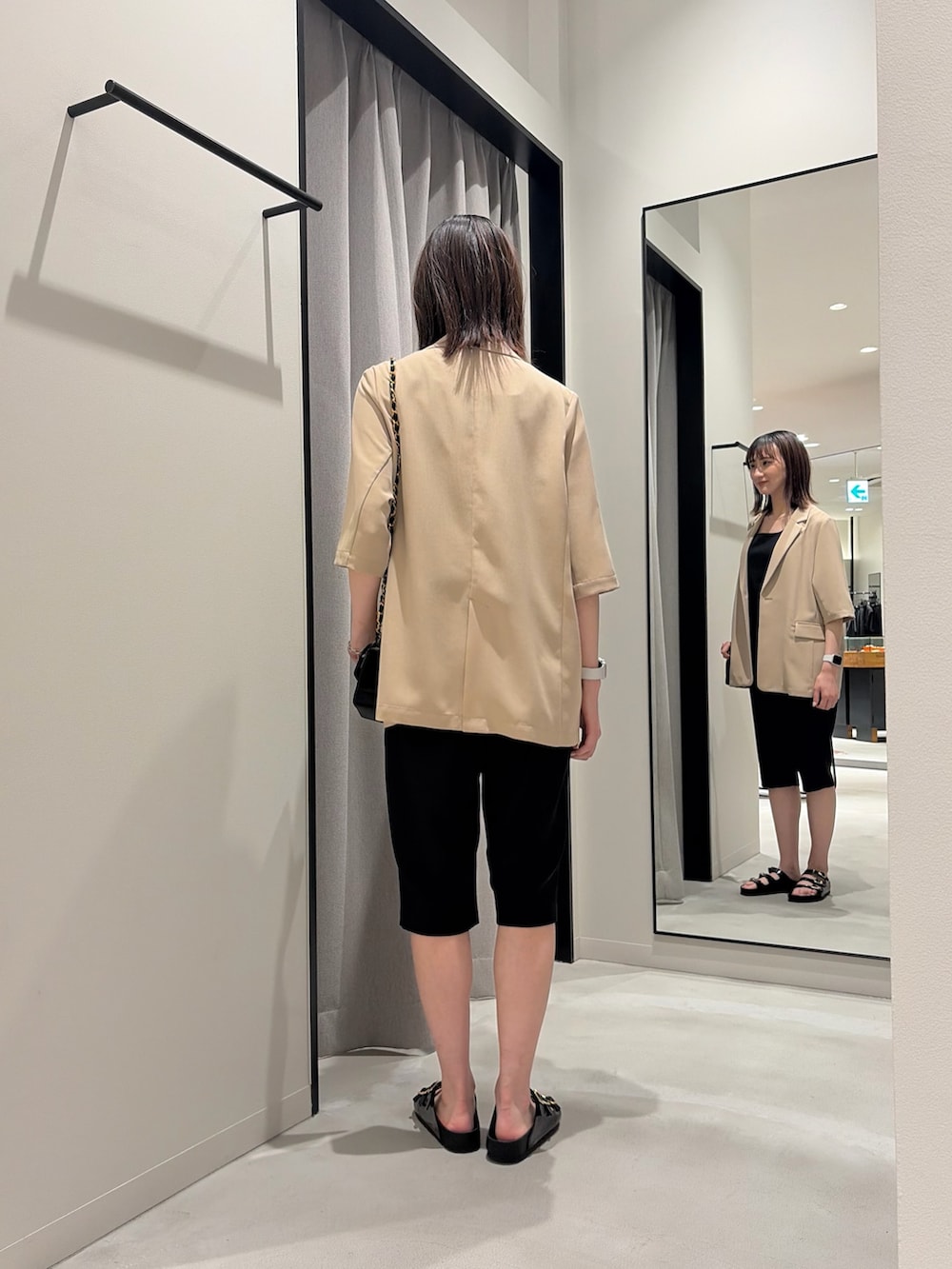 ベージュ系のその他アウター、ブラック系のタンクトップ、ブラック系のその他パンツを着用したレディースの春コーディネートの4枚目の写真