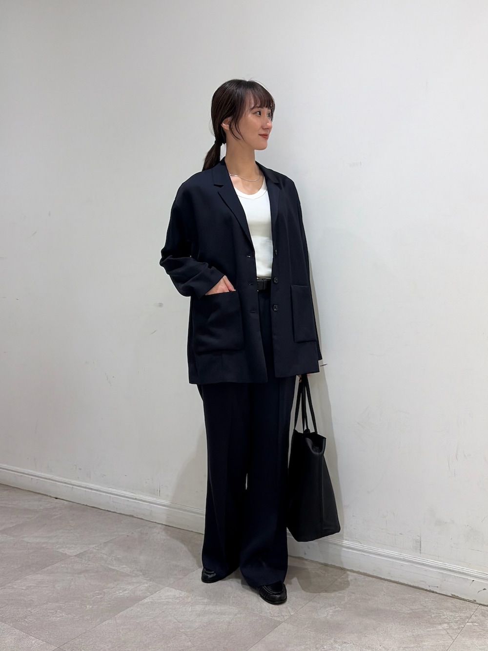 ブルー系のその他アウター、ブルー系のその他パンツ、ホワイト系のタンクトップを着用したレディースの秋コーディネートの2枚目の写真