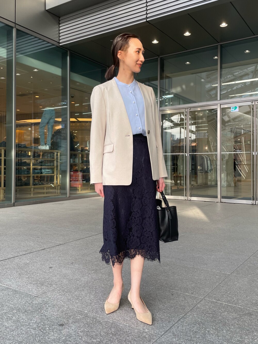 ブルー系のシャツ/ブラウス、ベージュ系のノーカラージャケット、ブルー系のスカートを着用したレディースの冬コーディネートの2枚目の写真