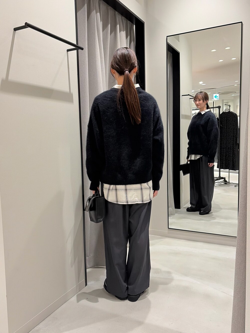 ホワイト系のシャツ/ブラウス、グレー系のその他パンツ、ブラック系のハンドバッグを着用したレディースの冬コーディネートの3枚目の写真