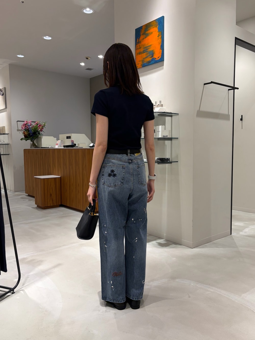 ブルー系のTシャツ/カットソー、ブラック系のローファー、ブルー系のデニムパンツを着用したレディースの夏コーディネートの3枚目の写真