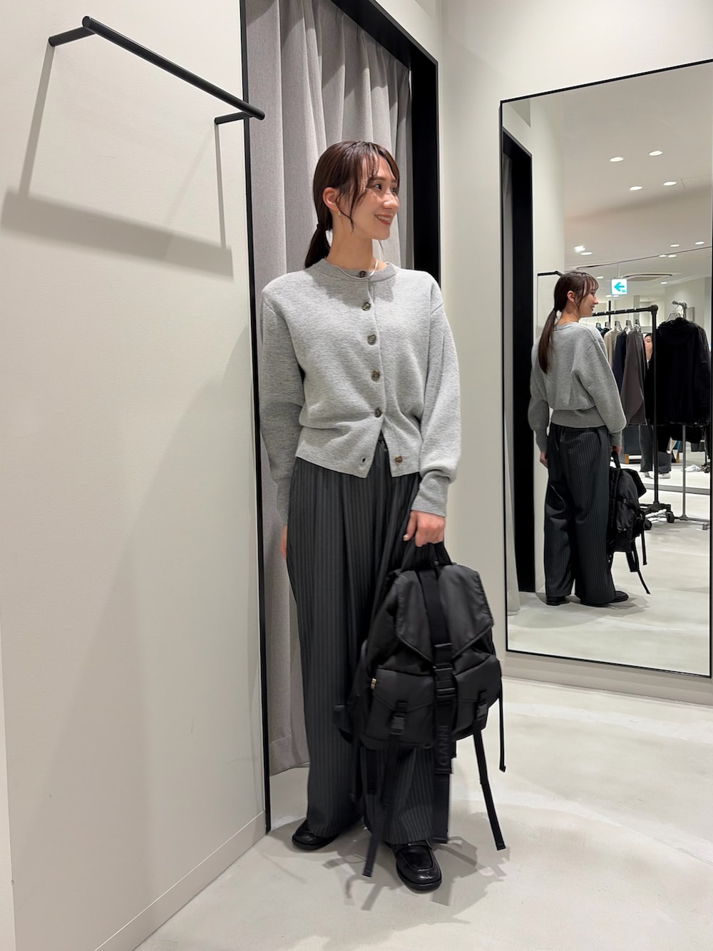 グレー系のカーディガン/ボレロ、その他のその他パンツ、ブラック系のバックパック/リュックを着用したレディースの秋コーディネートの2枚目の写真