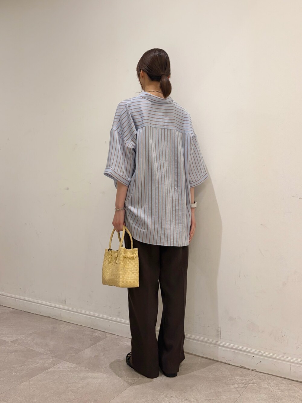 ブラウン系のその他パンツ、ベージュ系のトートバッグ、ブラウン系のシャツ/ブラウスを着用したレディースの夏コーディネートの4枚目の写真