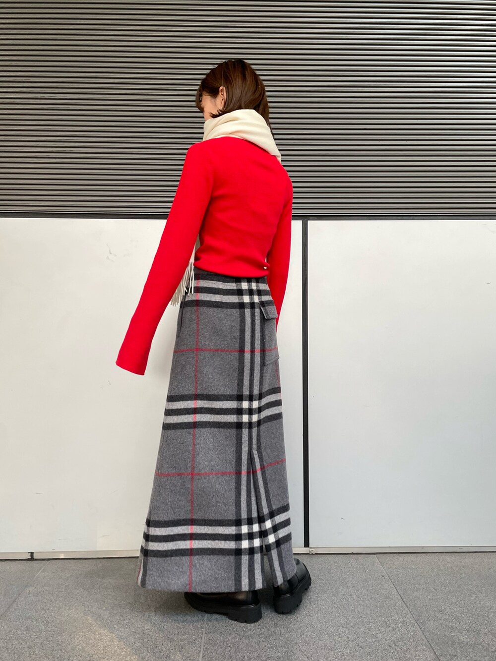 ベージュ系のダウンジャケット/コート、ブラック系のブーツ、ホワイト系のマフラーを着用したレディースの冬コーディネートの4枚目の写真