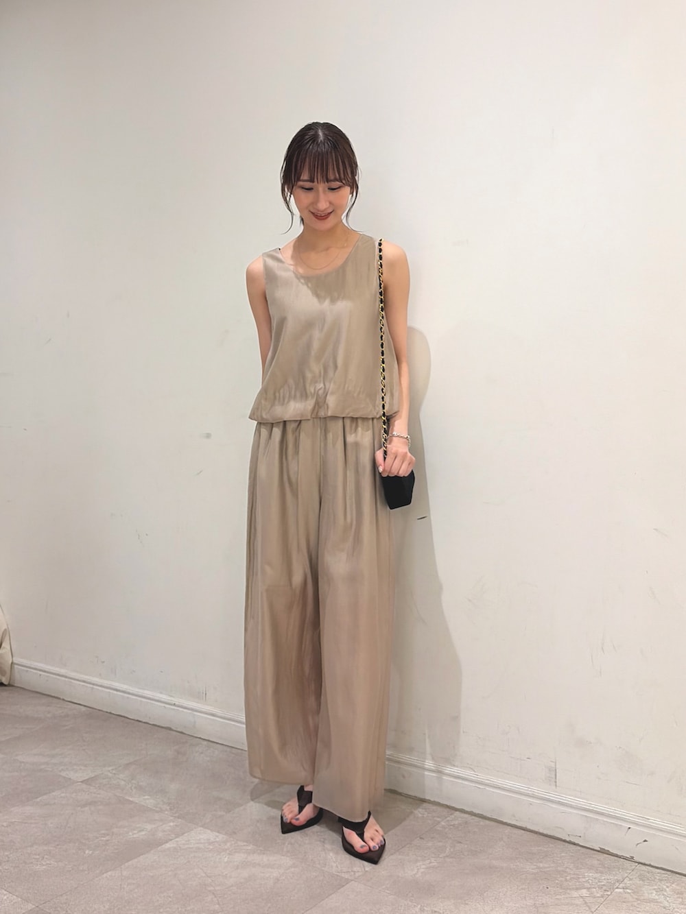 ベージュ系のその他パンツ、ブラウン系のサンダル、ベージュ系のその他トップスを着用したレディースの夏コーディネートの3枚目の写真