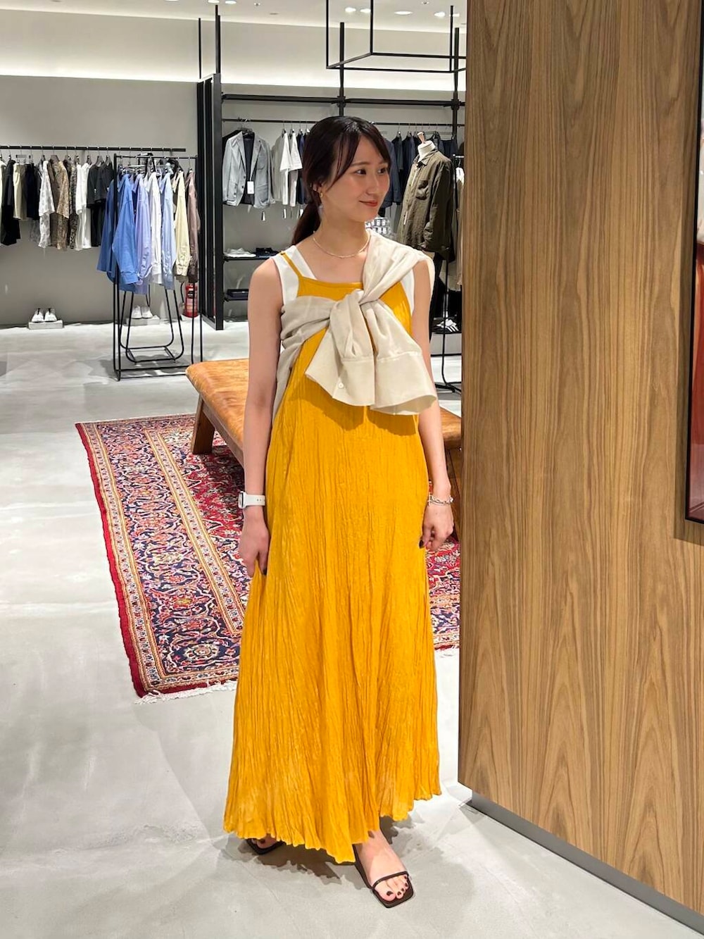 「ワンピース、シャツ、キャミワンピース、URBANRESEARCH、夏コーデ、シアーシャツ、サンダルコーデ、ティアード、夏ワンピース、寒暖差対策アイテム、サマシェア、休日スタイル旅行コーデ」|「URBAN RESEARCHのスクエアネックタンクトップ(タンクトップ、ホワイト系)」を使った、momokaさん(レディース・164cm)の春コーディネートの2枚目の写真