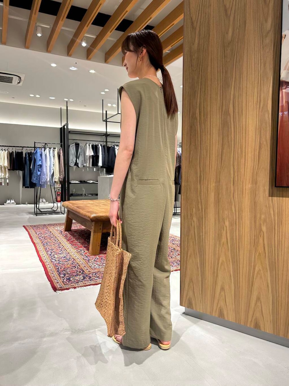 グリーン系のサロペット/オーバーオール、ゴールド系のサンダルを着用したレディースの春コーディネートの3枚目の写真