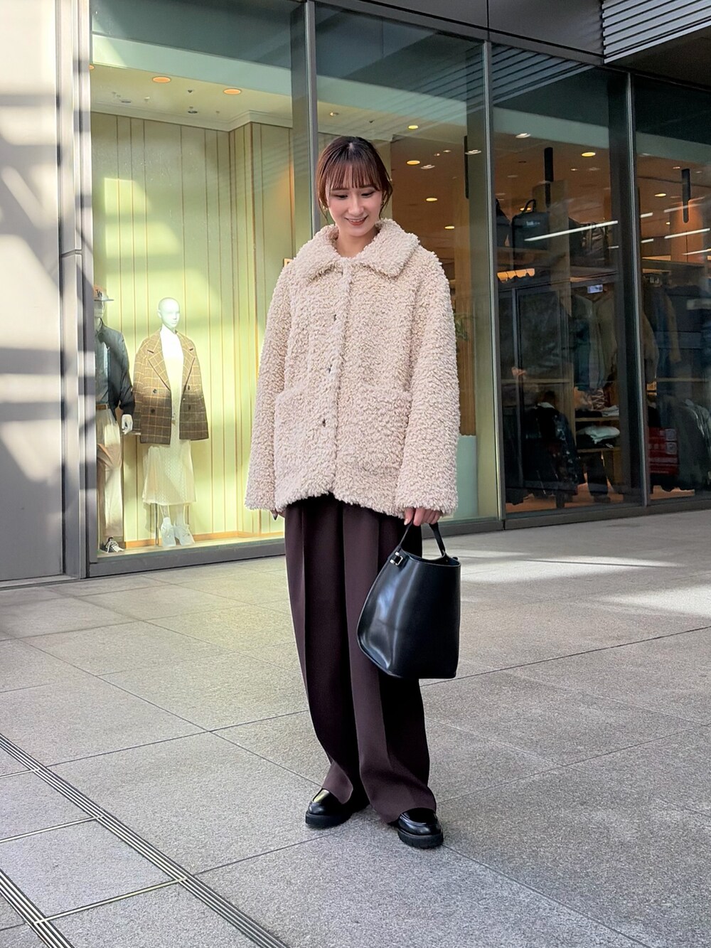 ホワイト系のその他アウター、イエロー系のカーディガン/ボレロ、ブラウン系のその他パンツを着用したレディースの冬コーディネートの2枚目の写真