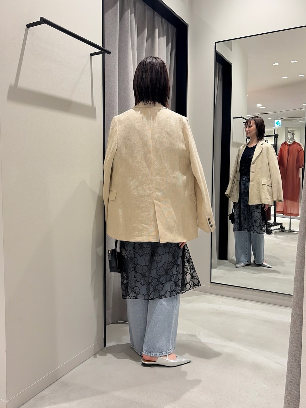 ブラック系のTシャツ/カットソー、ブルー系のデニムパンツ、シルバー系のパンプスを着用したレディースの冬コーディネートの3枚目の写真