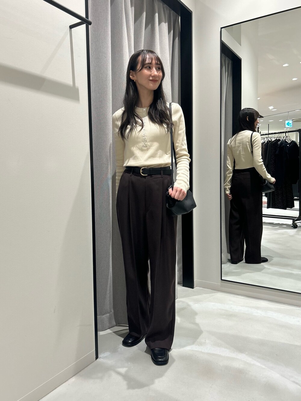 ホワイト系のTシャツ/カットソー、ブラウン系のその他パンツ、ブラック系のハンドバッグを着用したレディースの秋コーディネートの2枚目の写真