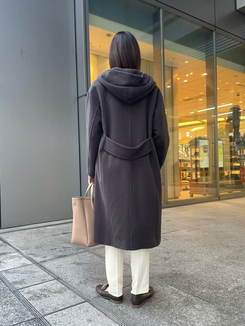 グレー系のその他アウター、グリーン系のニット/セーター、ベージュ系のトートバッグを着用したレディースの冬コーディネートの3枚目の写真