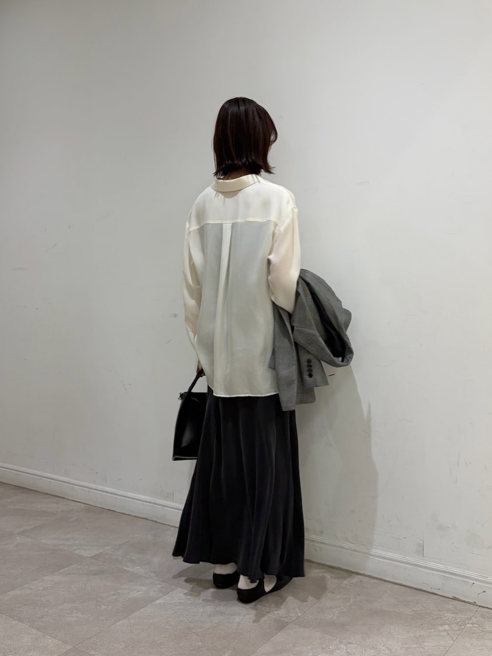 その他のその他アウター、ホワイト系のシャツ/ブラウス、ブラック系のスカートを着用したレディースの春コーディネートの5枚目の写真