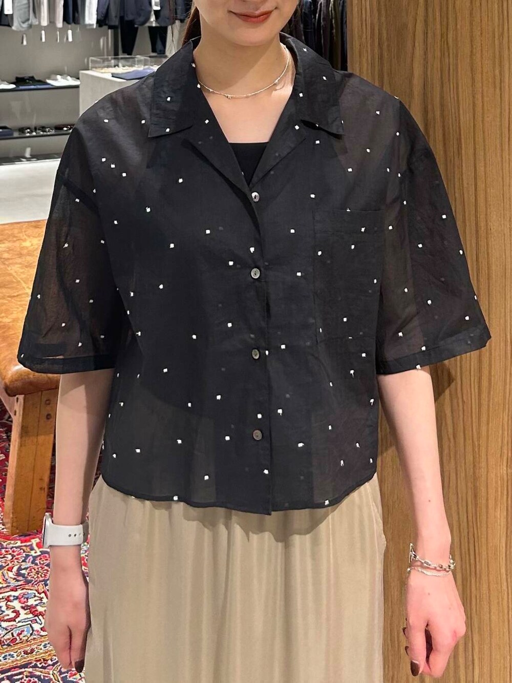 ブラック系のシャツ/ブラウス、ブラウン系のサンダル、ベージュ系のスカートを着用したレディースの春コーディネートの3枚目の写真