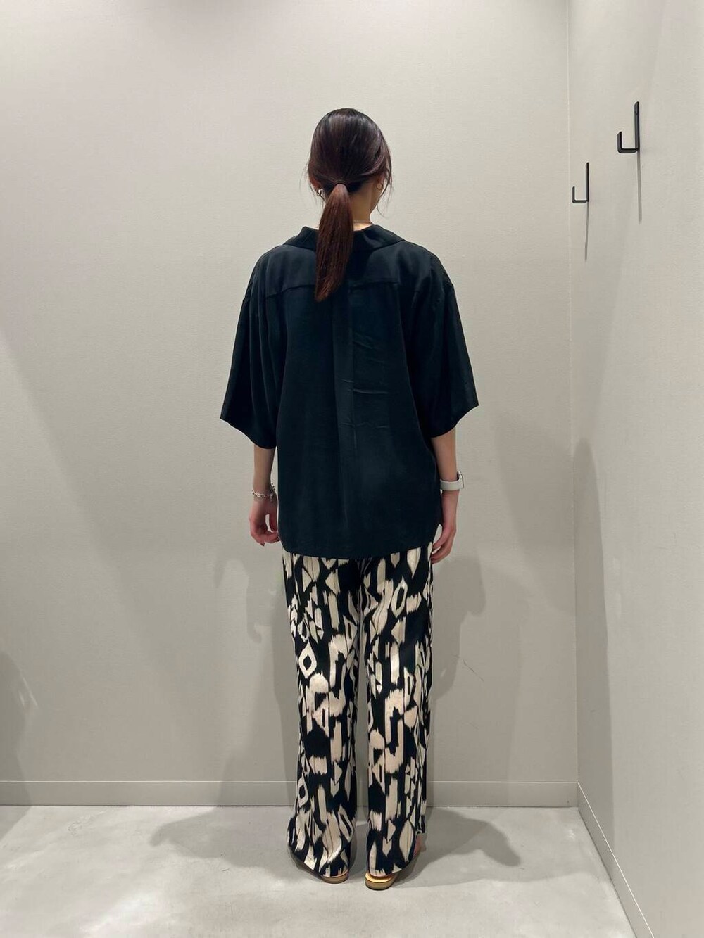 その他のその他パンツ、ブラック系のシャツ/ブラウス、ゴールド系のサンダルを着用したレディースの夏コーディネートの2枚目の写真