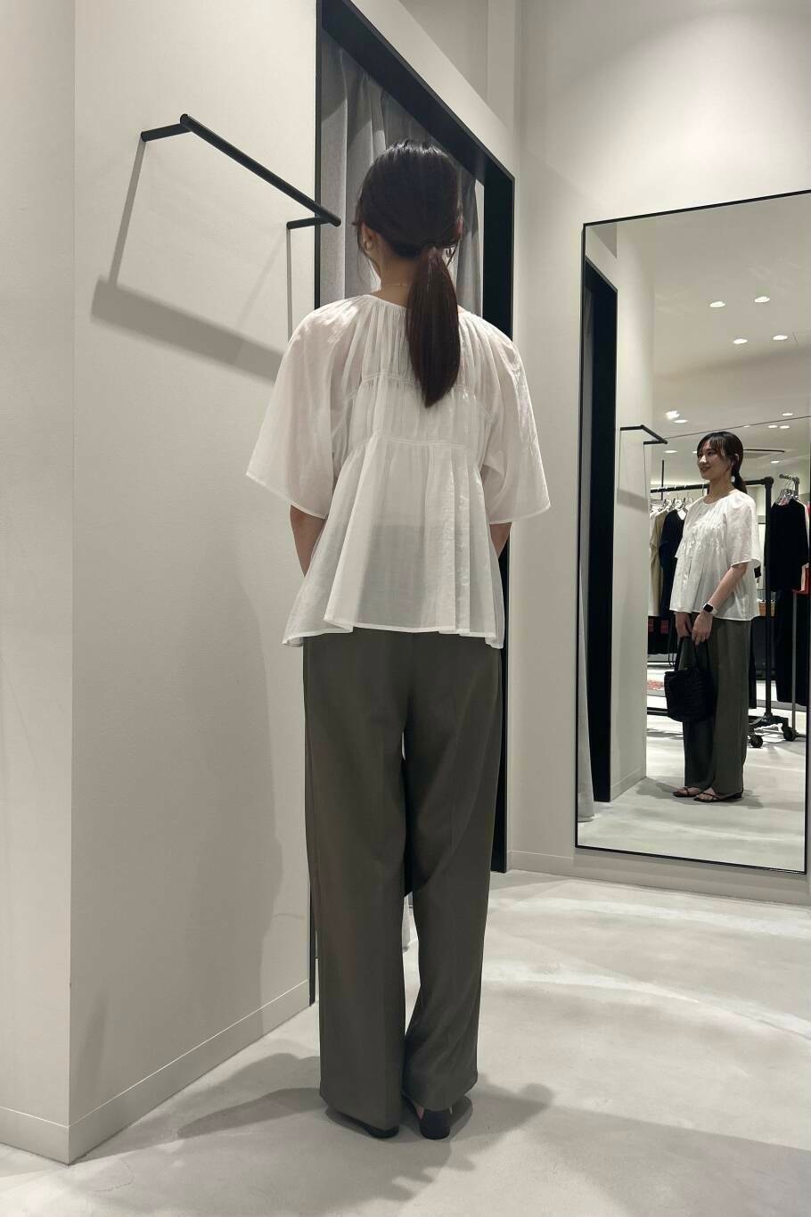 グリーン系のその他パンツ、ブラック系のトートバッグ、ホワイト系のシャツ/ブラウスを着用したレディースの夏コーディネートの3枚目の写真