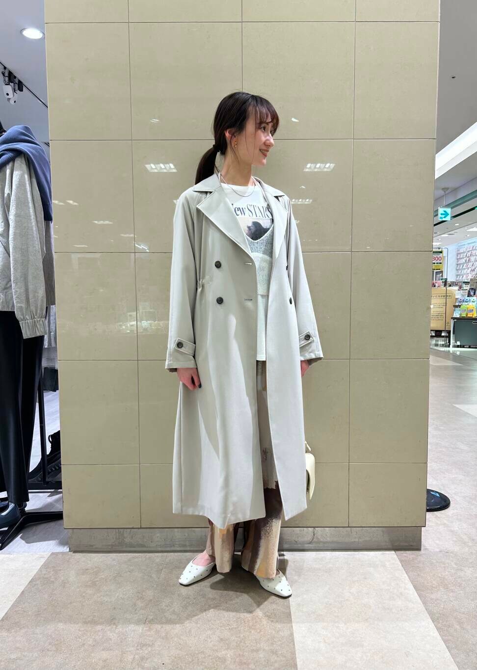 「大人カジュアル、カジュアルコーデ、トレンチコート、春コーデ、春アウター」｜「ITTIの『別注』ITTI×URBAN RESEARCH　MICHELLE ERRAND POUCH（ショルダーバッグ、ホワイト系）」を使った、momokaさん（レディース・164cm）の冬コーディネートの2枚目の写真