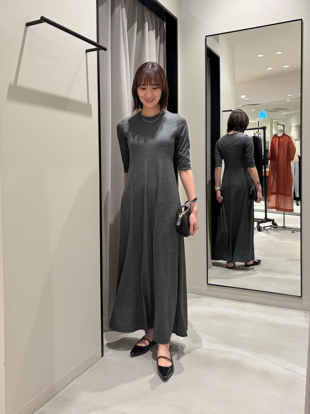 ブラック系のその他アウター、ブラック系のハンドバッグ、ブラック系のパンプスを着用したレディースの冬コーディネートの5枚目の写真