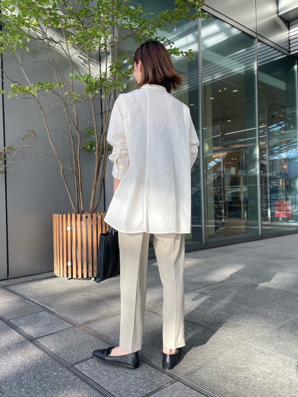 ホワイト系のシャツ/ブラウス、ブラック系のバッグ、ベージュ系のその他パンツを着用したレディースの秋コーディネートの2枚目の写真