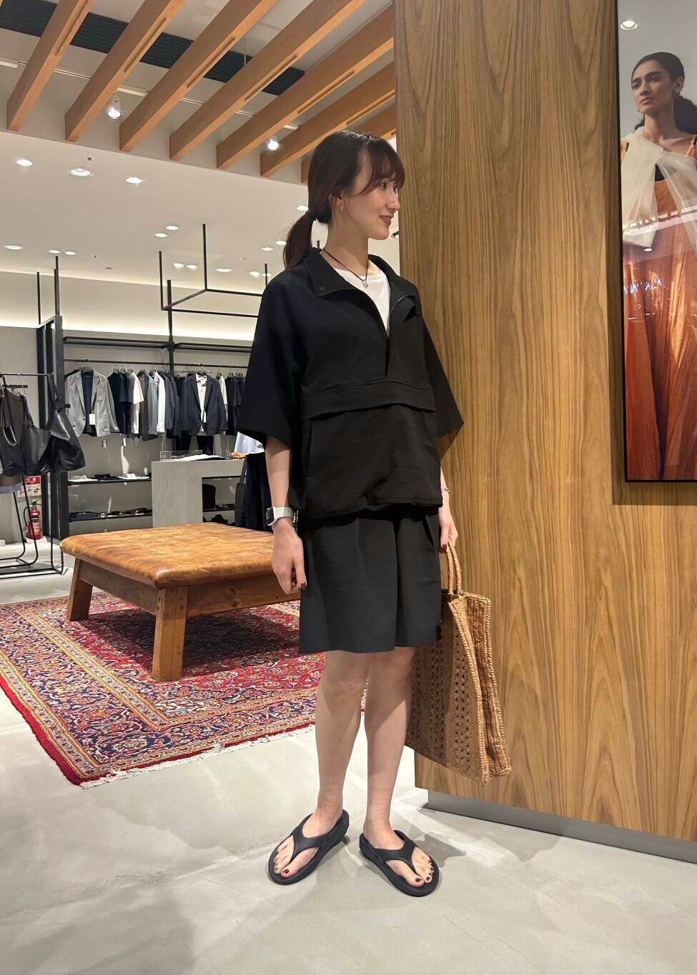 ブラック系のサンダル、ブラック系のTシャツ/カットソー、ブラック系のその他パンツを着用したレディースの春コーディネートの2枚目の写真