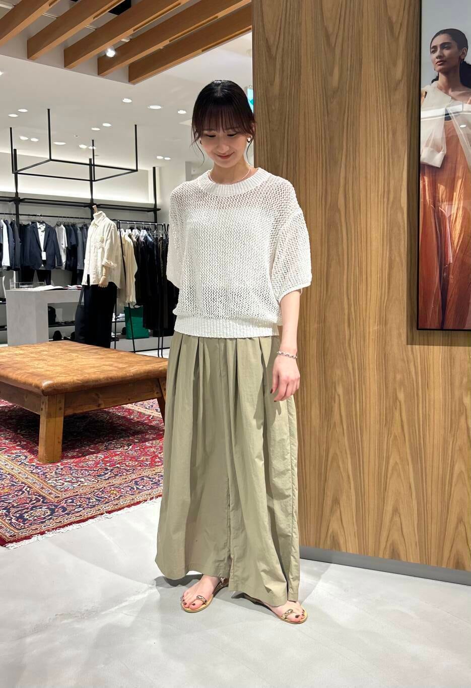 「大人カジュアル、ワイドパンツ、カジュアルコーデ、URBANRESEARCH、シンプルコーデ、サンダル、サマーニット、休日スタイル、淡色コーデ、旅行コーデ、テーマパークコーデ、サマシェア」｜「URBAN RESEARCHの『UR TECH』ギャザーワイドパンツ（その他パンツ、ベージュ系）」を使った、momokaさん（レディース・164cm）の夏コーディネートの2枚目の写真