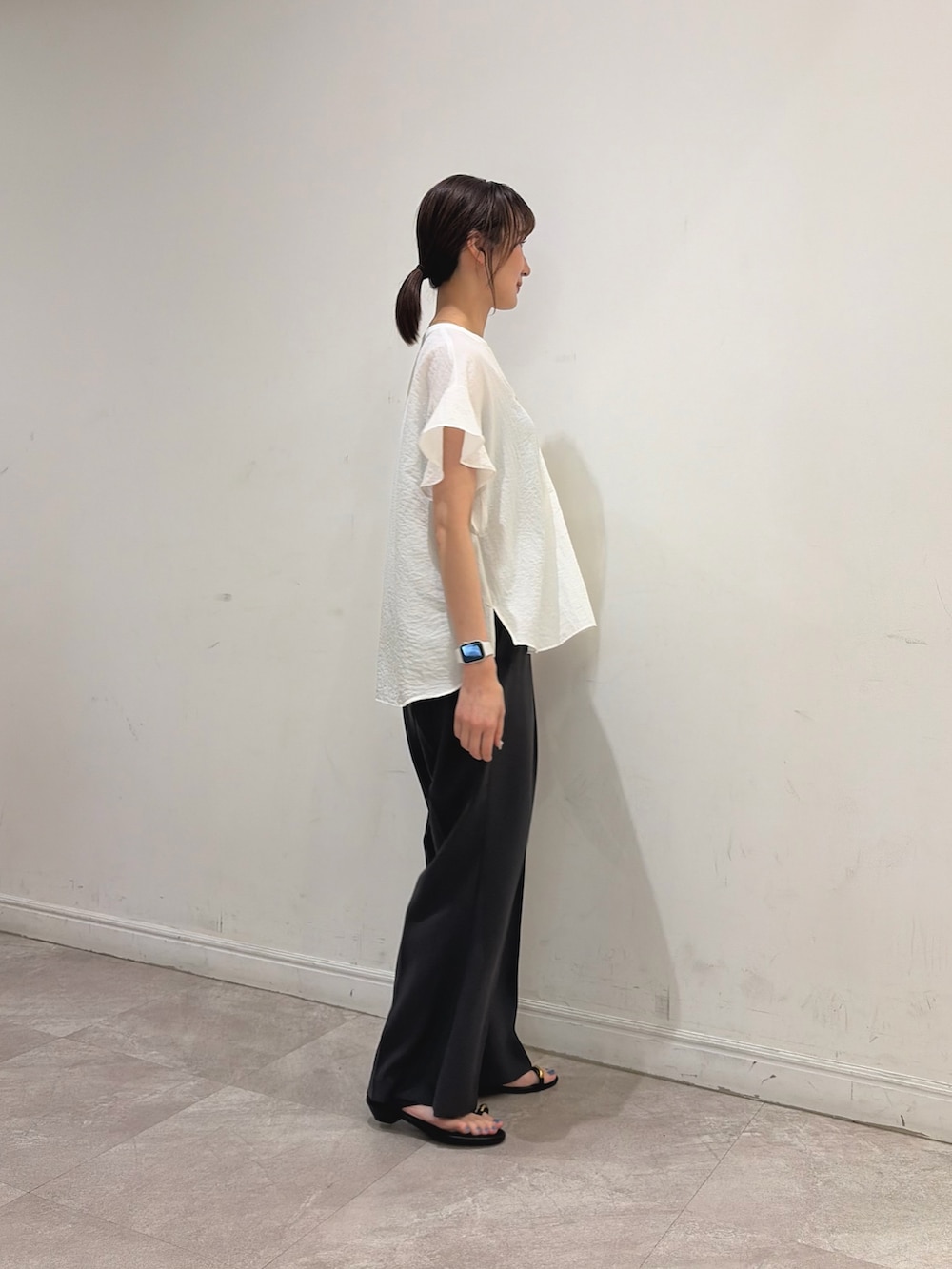 ホワイト系のシャツ/ブラウス、グレー系のその他パンツ、ブラック系のサンダルを着用したレディースの夏コーディネートの4枚目の写真