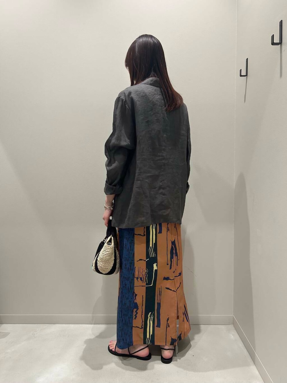 「大人カジュアル、ジャケット、スカート、カジュアルコーデ、サンダル、春コーデ、newarrival、休日スタイル、旅行コーデ、春のジャケットスタイル、寒暖差対策アイテム」|「URBAN RESEARCH ROSSO WOMENのVIOLAd’ORO ラフィア2WAYバッグ(かごバッグ、ベージュ系)」を使った、momokaさん(レディース・164cm)の春コーディネートの2枚目の写真