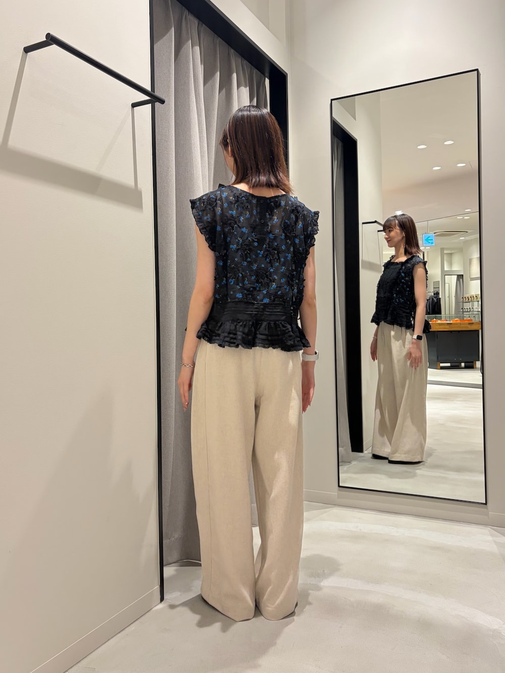 ブラック系のシャツ/ブラウス、ホワイト系のその他パンツ、ブラック系のサンダルを着用したレディースの春コーディネートの3枚目の写真