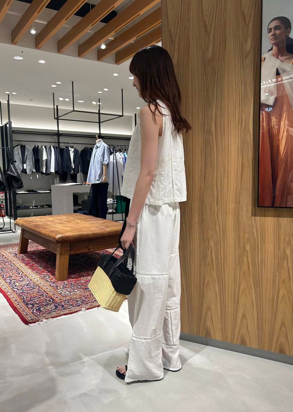 ホワイト系のベスト、ホワイト系のその他パンツ、ブラック系のその他アウターを着用したレディースの夏コーディネートの2枚目の写真