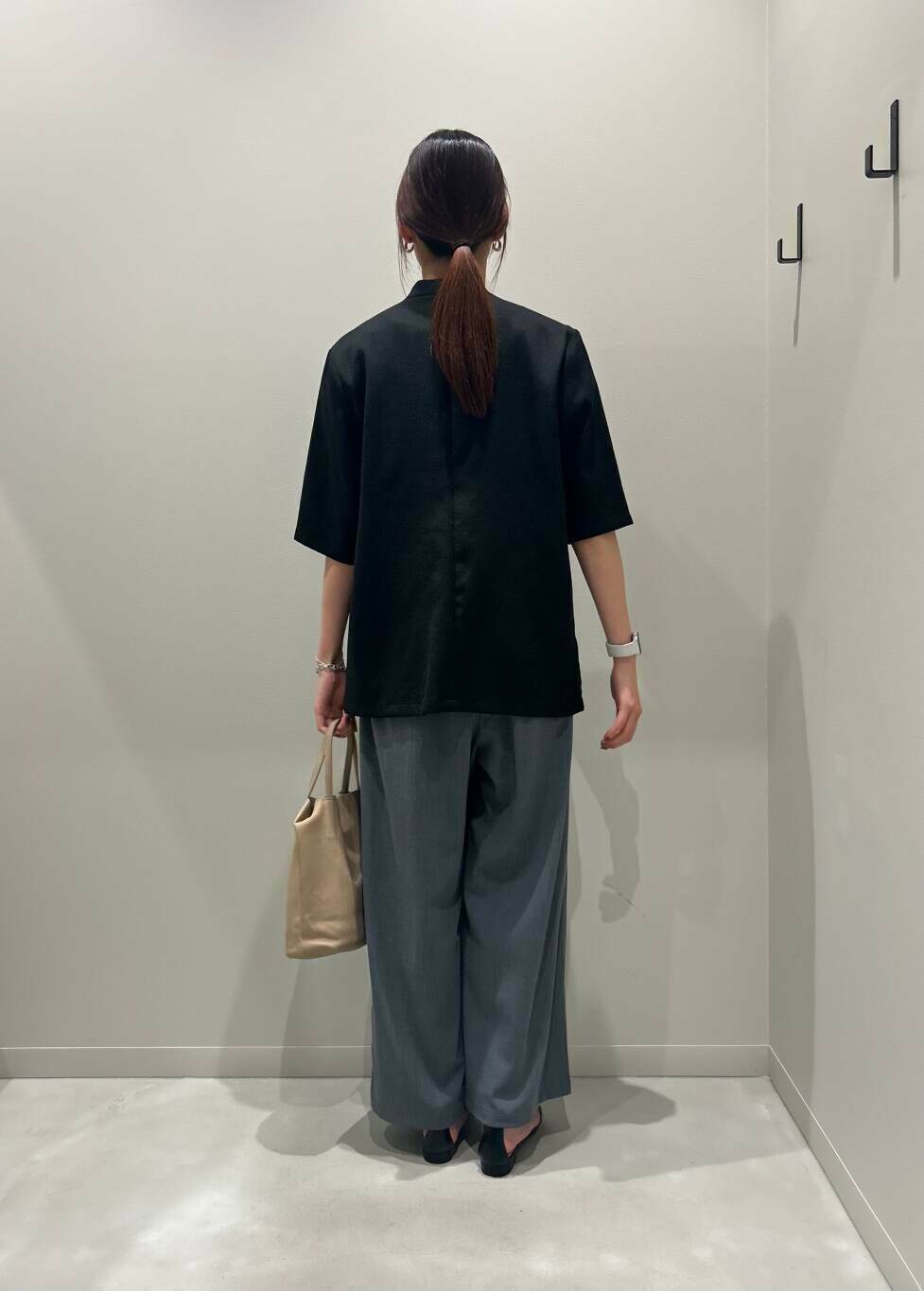 グレー系のその他パンツ、ブラック系のその他アウター、ブラック系のサンダルを着用したレディースの夏コーディネートの2枚目の写真