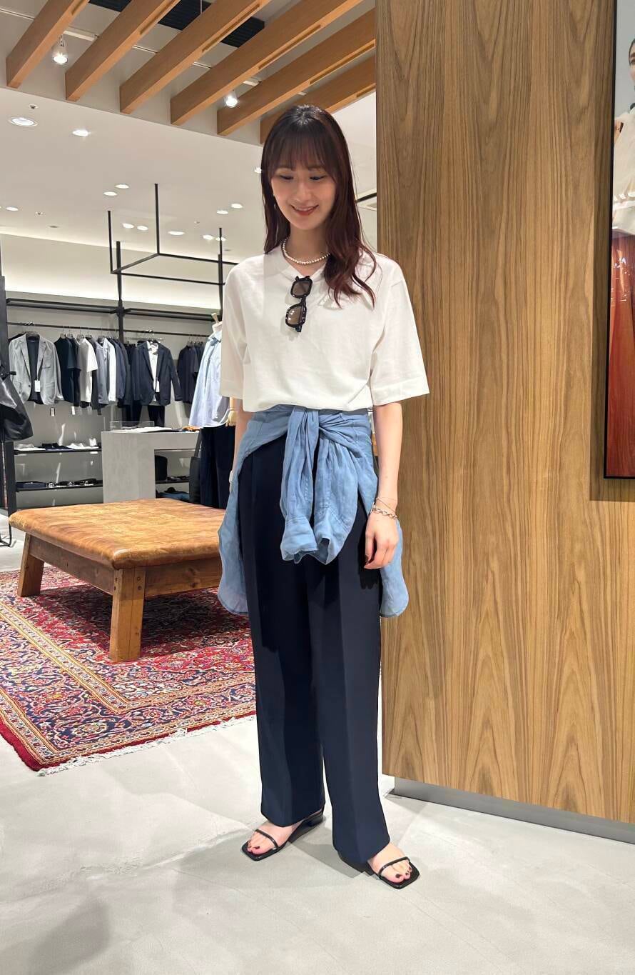 ブルー系のその他パンツ、ホワイト系のTシャツ/カットソー、ブラック系のサンダルを着用したレディースの夏コーディネートの2枚目の写真