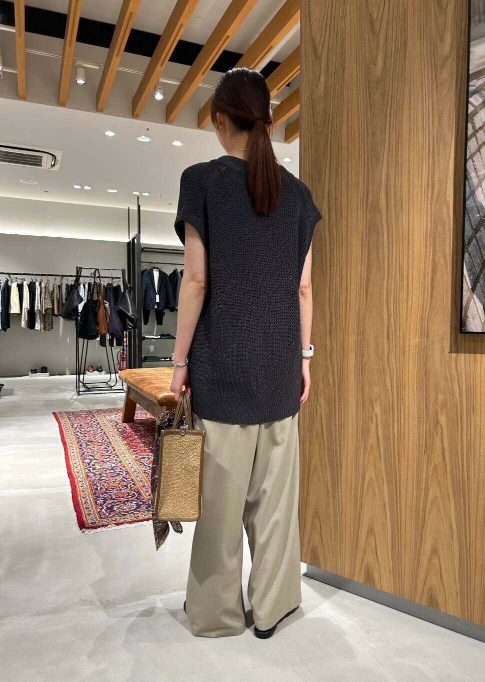 ベージュ系のその他パンツ、ブラック系のサンダル、ブラウン系のバンダナ/スカーフを着用したレディースの夏コーディネートの3枚目の写真