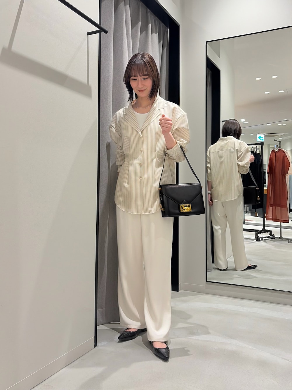 その他のシャツ/ブラウス、ホワイト系のその他パンツ、ブラック系のパンプスを着用したレディースの冬コーディネートの3枚目の写真