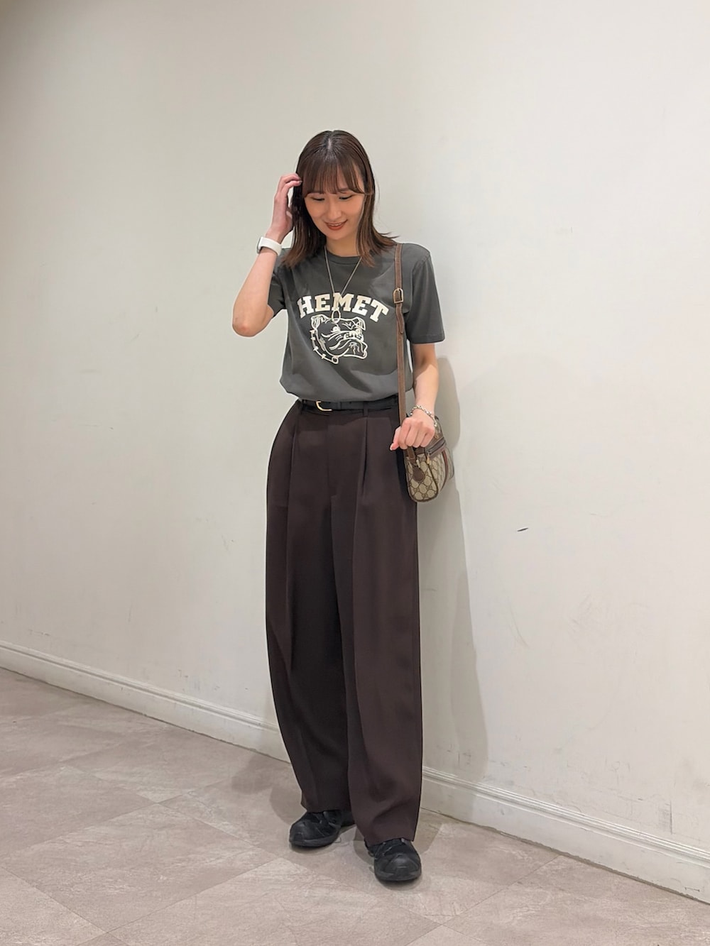 グレー系のTシャツ/カットソー、ブラウン系のその他パンツ、ホワイト系のその他アウターを着用したレディースの夏コーディネートの3枚目の写真