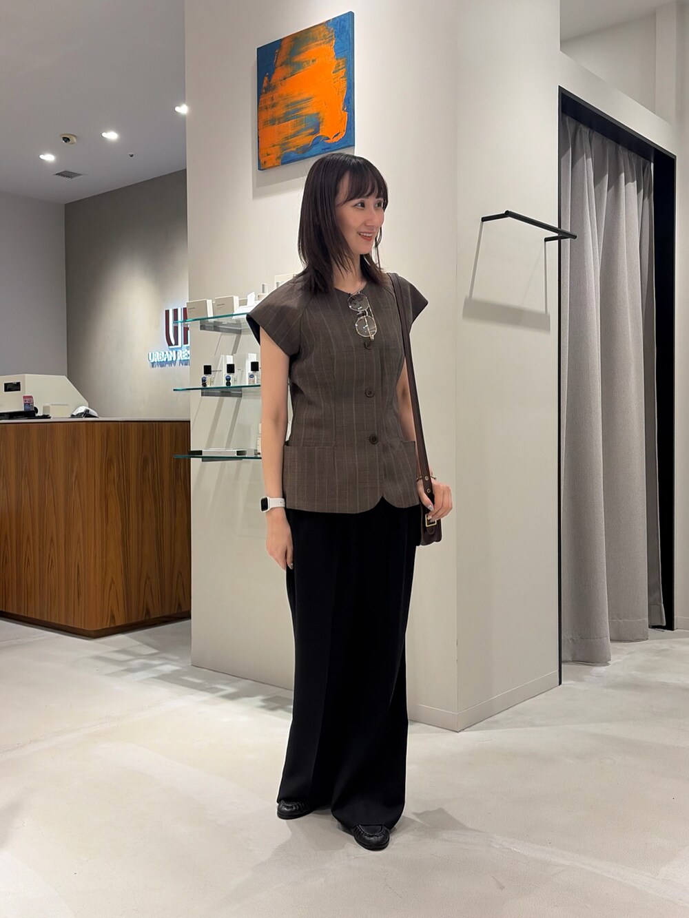 ブラウン系のショルダーバッグ、ブラック系のその他パンツ、ブラック系のローファーを着用したレディースの秋コーディネートの2枚目の写真
