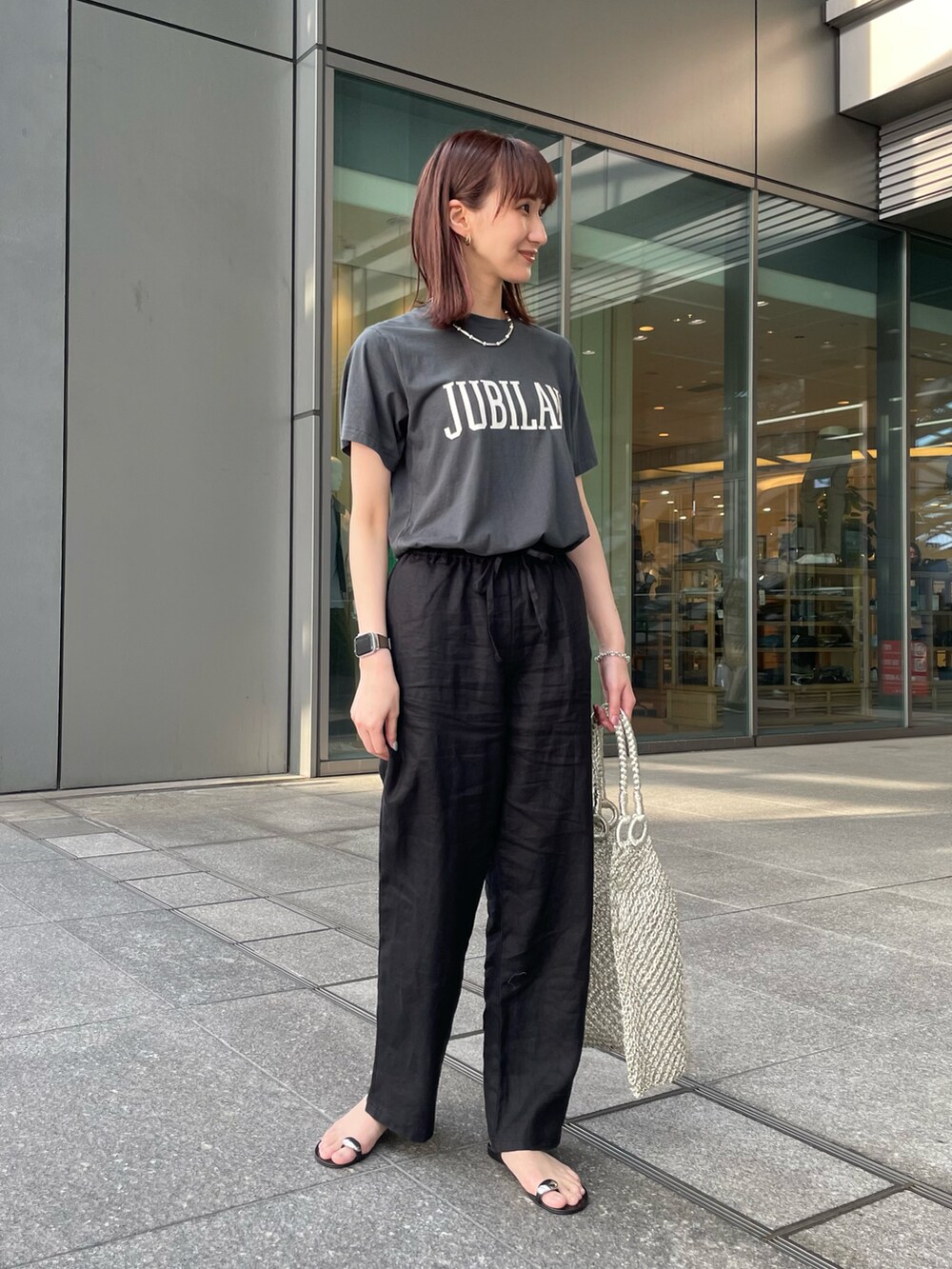 「夏コーデ、休日スタイル、シンプルコーデ、ゆるコーデ、ロゴT、ワイドパンツ、リネン、メッシュ、春夏コーデ、初夏コーデ、モノトーン」｜「URBAN RESEARCHのソフトコットンロゴTシャツ（Tシャツ/カットソー、グリーン系）」を使った、momokaさん（レディース・164cm）の春コーディネートの2枚目の写真